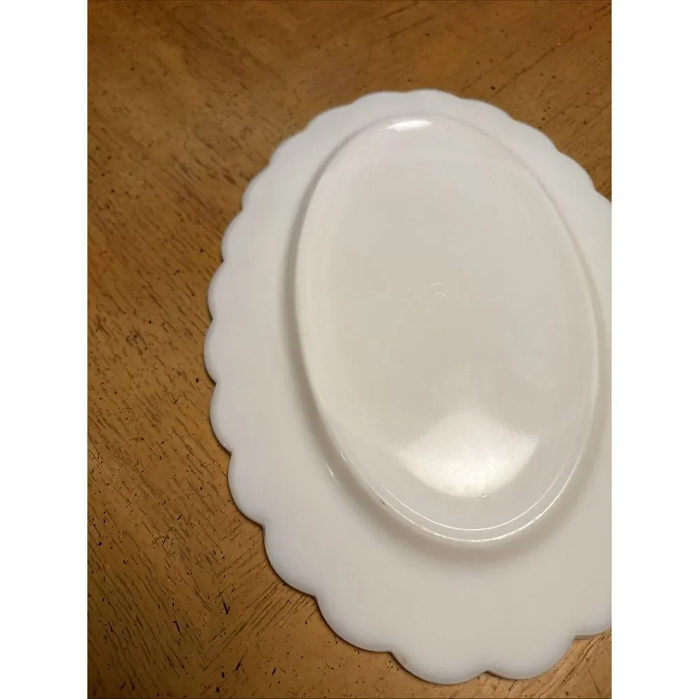 VINTAGE WESTMORELAND WHITE MILK GLASS PANELED GRAPE SAUCER/PLATTER‎
